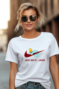 Femeie purtând un tricou alb cu un design inspirat de Nike, având mesajul 'Just Do It... Later' și o imagine cu Homer Simpson culcat relaxat peste logo-ul Nike reinterpretat.