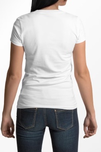 Femeie văzută din spate, purtând un tricou alb și blugi, fără imprimeuri sau detalii vizibile pe spatele tricoului.