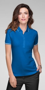 Femeie imbracata in tricou polo cu o dunga la guler de culoare turcoaz