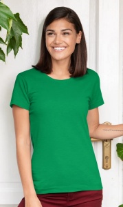 Femeie imbracata in tricou dama din bumbac organic de culoare verde deschis