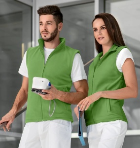 Veste Polar damă și bărbat verde iarba