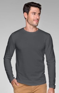 Barbat imbracat in bluza simpla confortabila de culoare gri deschis