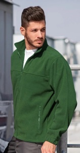 Barbat imbracat in bluza tip jacheta polar cu fermoar si buzunare de culoare verde sticla