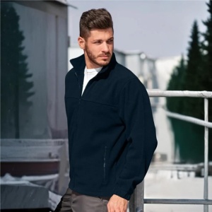 Barbat imbracat in bluza tip jacheta polar cu fermoar si buzunare de culoare albastru marin