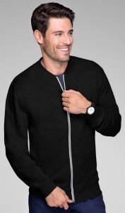 Barbat imbracat in bluza casual cu fermoar si buzunare ascunse de culoare negru
