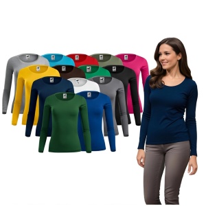 Femeie îmbrăcată într-o bluza dama decoltata de culoare albastru si pantaloni inchisi la culoare ce prezinta culorile disponibile cum ar fi verde,khaki,alb,negru,roz,gri,turcoaz,rosu,galben