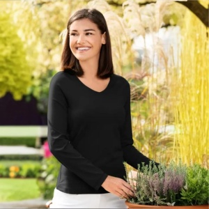 Bluza dama guler in v negru purtata de o femeie frumoasa prezinta in natrura calitatea bluzei pentru femei de culoare negru