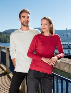Femeie si barbat relaxandu-se pe un ponton imbracati in bluze simple cu maneca lunga de culoare alb si rosu