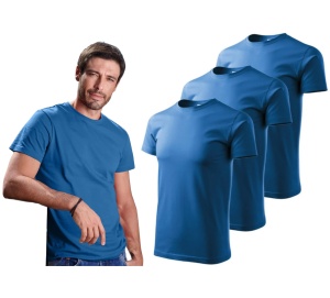 Barbat imbracat in tricou de culoare albastru azuriu prezentand setul de 3 tricouri