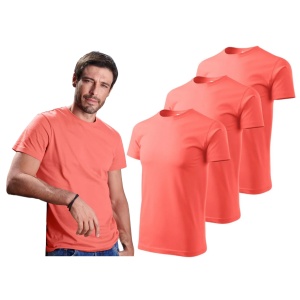 Barbat imbracat in tricou de culoare coral prezentand setul de 3 tricouri