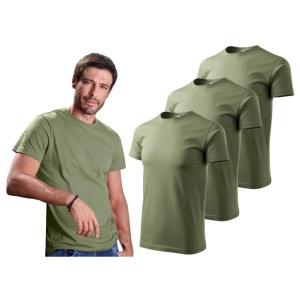 Barbat imbracat in tricou de culoare khaki prezentand setul de 3 tricouri