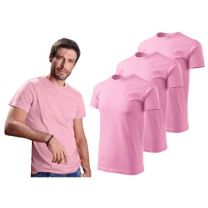 Barbat imbracat in tricou de culoare roz prezentand setul de 3 tricouri