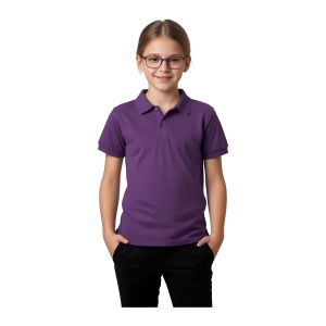 Copil îmbrăcat în tricou polo de culoare violet