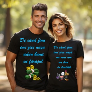 Un cuplu purtând tricouri negre personalizate, cu mesaje amuzante pentru nași. Tricoul bărbatului spune 'De când finu îmi zice nașu, adun banii cu fărașul', ilustrat cu teancuri de bani. Tricoul femeii afișează mesajul 'De când fina îmi zice nașă, nu mai 