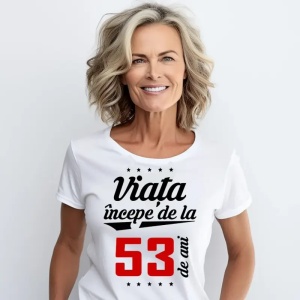Femeie care poartă un tricou alb personalizat cu mesajul: ''Viața începe de la 53 de ani''