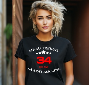 Femeie zâmbitoare purtând un tricou aniversar personalizat cu mesajul: ''Mi-au trebuit 34 de ani sa arat asa bine''