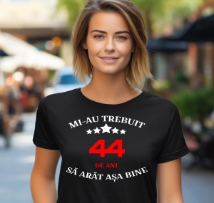 Femeie zâmbitoare purtând un tricou aniversar personalizat cu mesajul: ''Mi-au trebuit 44 de ani sa arat asa bine''