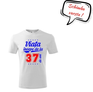 Tricou aniversar pentru barbati cu mesajul ''Viata incepe de la 37 ani''. Textul din balon spune 'Schimba varsta'