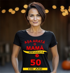 Femeie zâmbitoare purtând un tricou cu mesajul: ''Așa arată o mamă adevărată la 50 de ani''