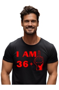 Tricou barbat personalizat cu varsta de 37 ani imbracat de un barbat atragator care prezinta tricoul primit cadou de ziua lui