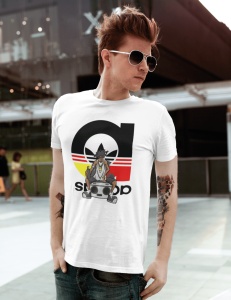 Tânăr purtând ochelari de soare și un tricou alb cu un design ce include un personaj urban cu o boxă portabilă și un logo reinterpretat cu linii galben-roșii și text, pozând într-un cadru modern urban.