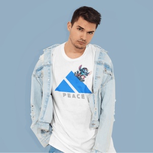 Tânăr purtând un tricou alb cu un triunghi albastru și cuvântul 'PEACE' sub el, având un personaj animat albastru(Stitch) situat pe marginea triunghiului, și o geacă din denim deschisă.