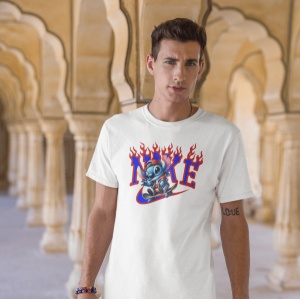 Tânăr purtând un tricou alb cu un design vibrant ce include un personaj animat albastru(Stitch) cu detalii de flăcări și un logo stilizat Nike. Fundalul arată arcade și coloane arhitecturale într-un stil tradițional, de culoare deschisă.
