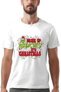 Tricou alb cu un design de Crăciun avându-l pe Grinch cu o căciulă de Moș Crăciun și textul 'Drink up Grinches, it's Christmas' în culori roșu și verde, înconjurat de ornamente de luminițe.