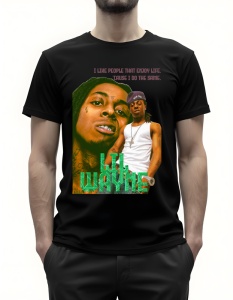 Bărbat purtând un tricou negru cu imprimeu grafic al artistului Lil Wayne, cu două imagini ale acestuia și un citat în partea de sus care spune 'I like people that enjoy life, 'cause I do the same', iar numele Lil Wayne este scris în partea de jos.