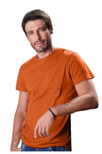 Tricou barbat Simplu basic portocaliu purtat de un bărbat frumos si tanar