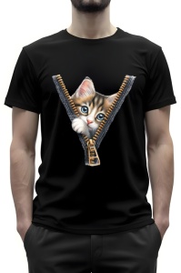 Bărbat purtând un tricou negru decorat cu un design 3D simpatic: un fermoar deschis în formă de "V", de unde apare capul unui pisoi curios cu ochi mari și expresie adorabilă. Această grafică oferă un efect vizual captivant, dând impresia că pisoiul este a