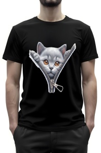 Bărbatul poartă un tricou negru cu un design amuzant, ce înfățișează un fermoar deschis, de unde iese un pisoi cu blana de culoare gri și ochii mari, de un portocaliu intens. Privirea pisoiului este curioasă, iar efectul de realism al fermoarului contribu