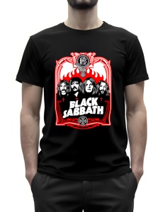 Tricou negru cu un design dedicat trupei Black Sabbath, ilustrând portretele membrilor trupei într-un cadru roșu și negru, cu textul 'Black Sabbath' în partea de jos și simboluri decorative gotice.