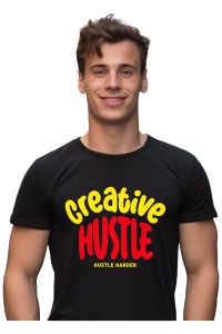 Un tânăr zâmbitor poartă un tricou negru cu un design colorat și energic. Textul de pe tricou spune ‘Creative HUSTLE’, cu ‘Creative’ scris în galben și ‘HUSTLE’ în roșu, iar dedesubt apare textul mai mic ‘HUSTLE HARDER’. Designul inspiră energie creativă 