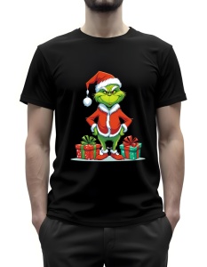 Tricou negru cu un design festiv ce prezintă un personaj verde cunoscut(Grinch), îmbrăcat în costum de Moș Crăciun, stând cu mâinile pe șolduri și având o expresie jucăușă. În jurul său se află două cadouri colorate, contribuind la o atmosferă amuzantă și