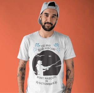 Imagine cu un bărbat purtând un tricou alb pe care este imprimat un design cu mesajul 'Cei mai buni pescari sunt născuți în octombrie', cu o siluetă de pescar și ilustrații de pești.