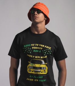 Un tânăr poartă un tricou negru cu un mesaj amuzant în limba română care spune 'Banii nu te vor face fericit, dar e mult mai bine să plângi într-un BMW', însoțit de o ilustrație a unei mașini BMW galbene. Tânărul poartă o pălărie roșie și ochelari de soar