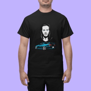 Bărbat purtând un tricou negru cu un design grafic care prezintă un portret stilizat al unui bărbat cu glugă(Paul Walker) și o mașină sport turcoaz.