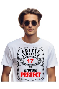 Un bărbat purtând un tricou alb cu mesajul: „Ediție limitată, 17 ani și totuși perfect”. Bărbatul afișează o atitudine veselă și pozitivă.