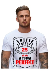 Un bărbat purtând un tricou alb cu mesajul: „Ediție limitată, 25 de ani și totuși perfect”. Bărbatul afișează o atitudine veselă și pozitivă.