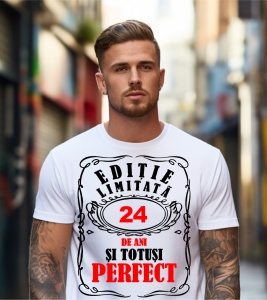 Un bărbat purtând un tricou alb cu mesajul: „Ediție limitată, 24 de ani și totuși perfect”. Bărbatul afișează o atitudine veselă și pozitivă.