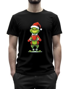 Bărbat purtând un tricou negru cu un imprimeu de Crăciun, reprezentându-l pe Grinch îmbrăcat în costumul lui Moș Crăciun, ținând o cană roșie în mână și având o expresie ușor obraznică.