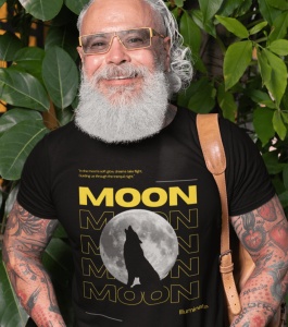 Bărbat cu barbă albă, purtând ochelari de soare și un tricou negru cu textul 'MOON' și o imagine cu un lup în fața unei luni pline.