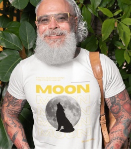 Bărbat cu barbă albă, purtând ochelari de soare și un tricou alb cu textul 'MOON' și o imagine cu un lup în fața unei luni pline.