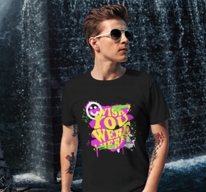 Un bărbat poartă ochelari de soare și un tricou negru cu textul colorat 'Wish You Were Here' scris în culori neon, galben și roz, cu un fundal de stropi verzi și roz, împreună cu o față zâmbitoare alb-negru în colțul stâng sus. În fundal, un perete de apă