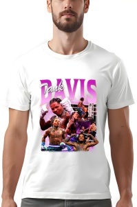 Tricou alb cu un colaj de imagini ale boxerului Gervonta 'Tank' Davis în diverse momente din ring, evidențiindu-i stilul și energia în timpul meciurilor. Numele 'Tank Davis' este scris în culori roz și alb în partea de sus, iar fundalul conține nuanțe de 