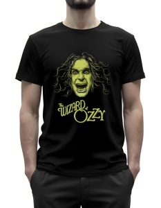 Tricou negru cu un design ce prezintă o ilustrație a unei fețe cu trăsături expresive, păr lung și zâmbet larg, alături de textul 'The Wizard of Ozzy'.