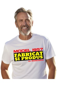 Tricou Barbat Personalizat cu anul nasterii 1957 imbracat de un barbat care a primit cadou tricoul personalizat