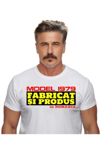 Tricou Barbat Personalizat cu anul nasterii 1979 imbracat de un barbat care a primit cadou tricoul personalizat