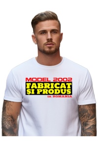 Tricou Barbat Personalizat cu anul nasterii 2002 imbracat de un barbat care a primit cadou tricoul personalizat